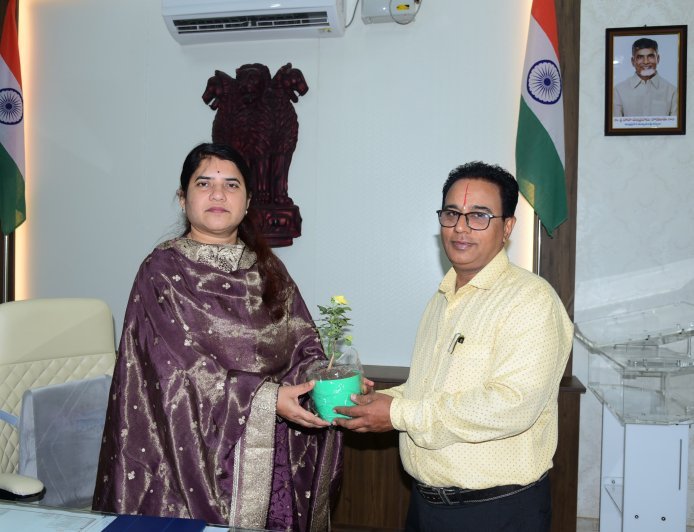 జిల్లా కలెక్టర్ ను మర్యాదపూర్వకంగా కలిసిన నూతన డిఐపిఆర్ఓ