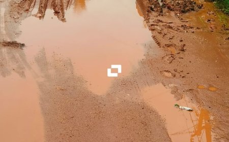 ఇది రోడ్దా? లేక అధికార నిర్లక్ష్యానికి గుర్తుగా నిలిచిపోయిన మట్టి ఊచలా?