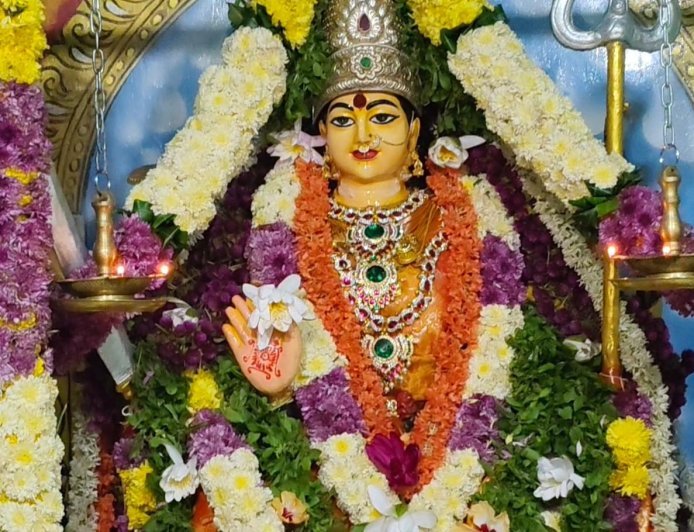 పాల కనకదుర్గమ్మ ఆలయంలో వైభవంగా బాలపూజ - బాలాత్రిపుర సుందరి అలంకరణలో విశేష పూజలు