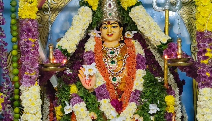 పాల కనకదుర్గమ్మ ఆలయంలో వైభవంగా బాలపూజ - బాలాత్రిపుర సుందరి అలంకరణలో విశేష పూజలు