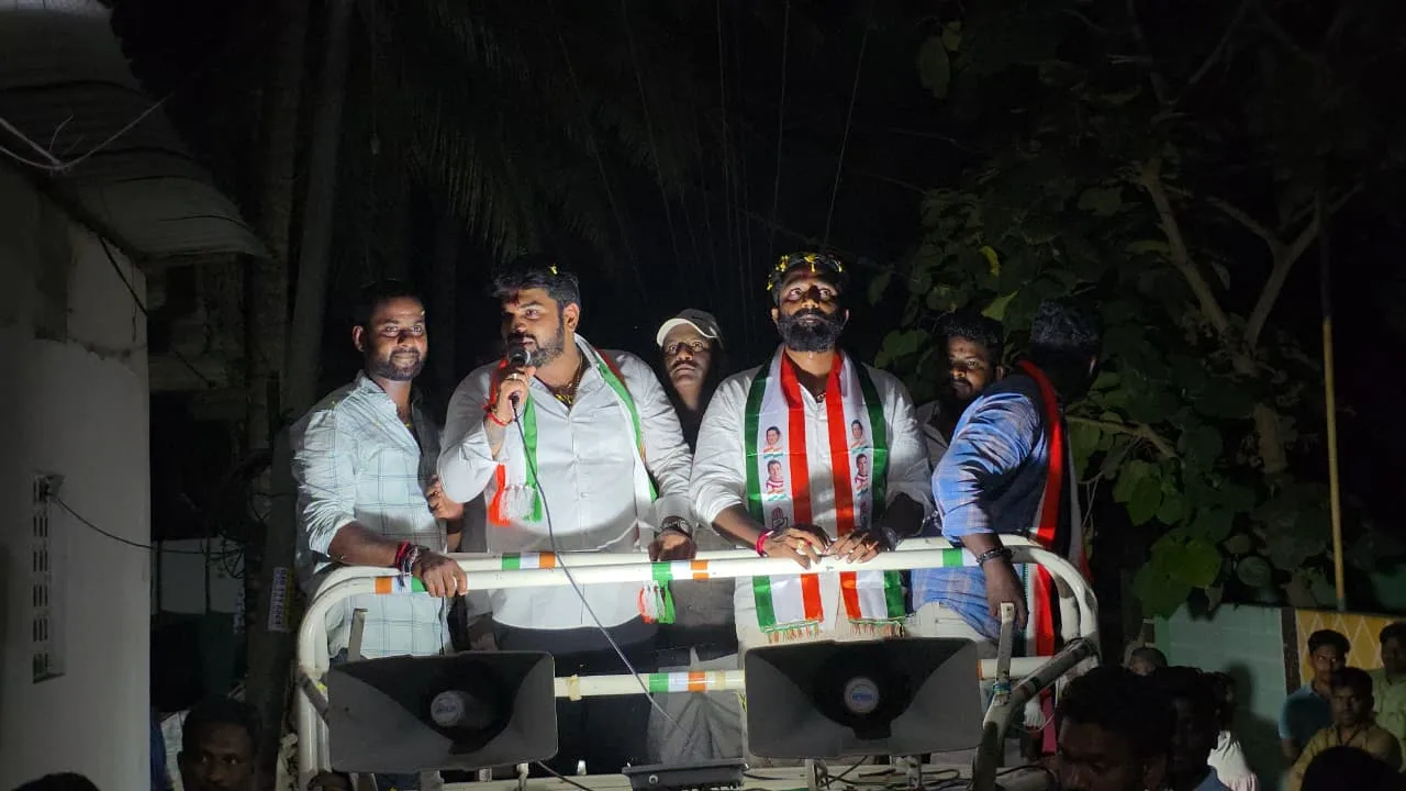 Yanam : దరియాలతిప్పలో అశోక్ కు గ్రామస్థుల బ్రహ్మరథం అడుగడుగునా పూలవర్షం..