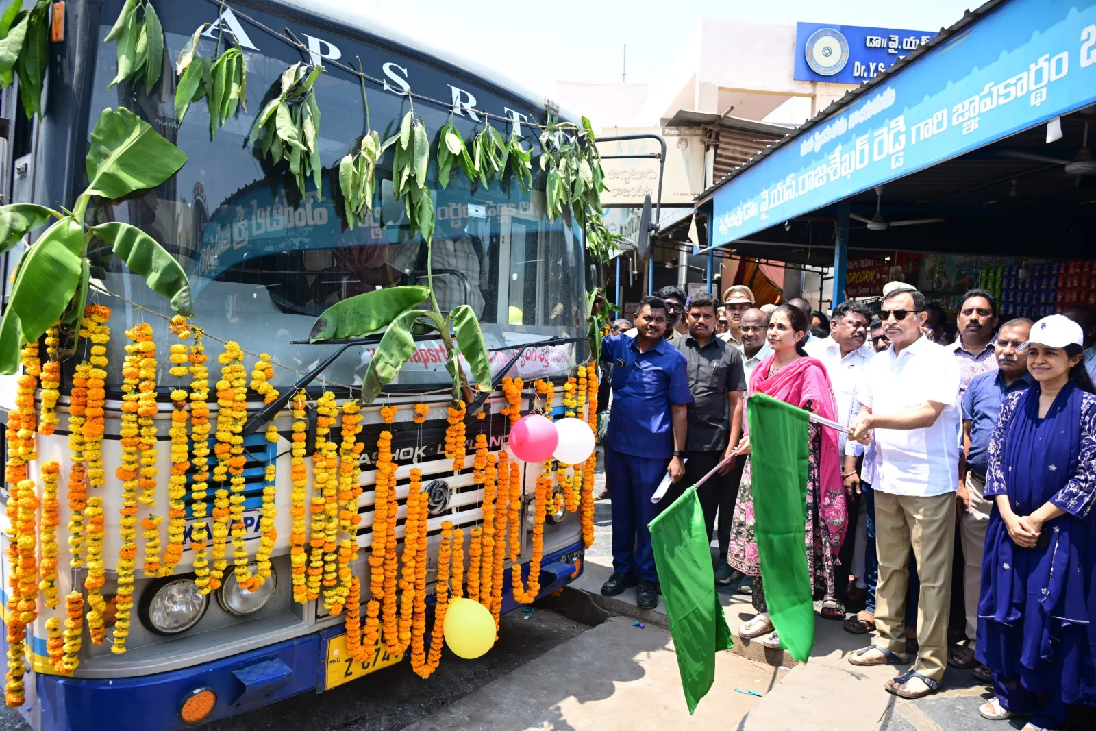 దివ్యంగ శక్తి బస్సులను పచ్చజెండా ఊపి ప్రారంభించిన ఎమ్మెల్యే. మాధవి రెడ్డి, జేసీ డా. నిధి మీనా.