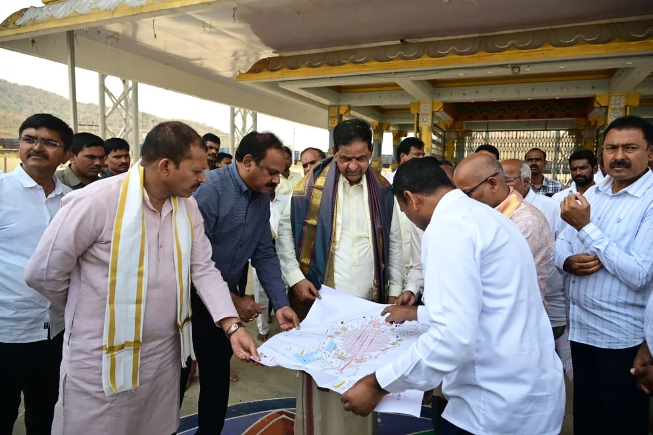 ఒంటిమిట్ట శ్రీ కోదండ రామ స్వామి వారి బ్రహ్మోత్సవాలలో భాగంగా కళ్యాణ వేదికను పరిశీలించిన టిటిడి చైర్మన్ బి.ఆర్ .నాయుడు,జిల్లా కలెక్టర్ డాక్టర్ శ్రీధర్ చెరుకూరి..