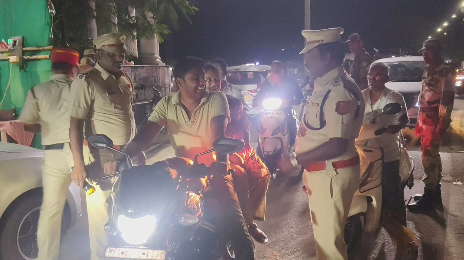 YANAM: భీం నగర్ చెక్‌పోస్ట్ వద్ద తనిఖీలు పాల్గొన్న ఎస్.పి వరదరాజన్